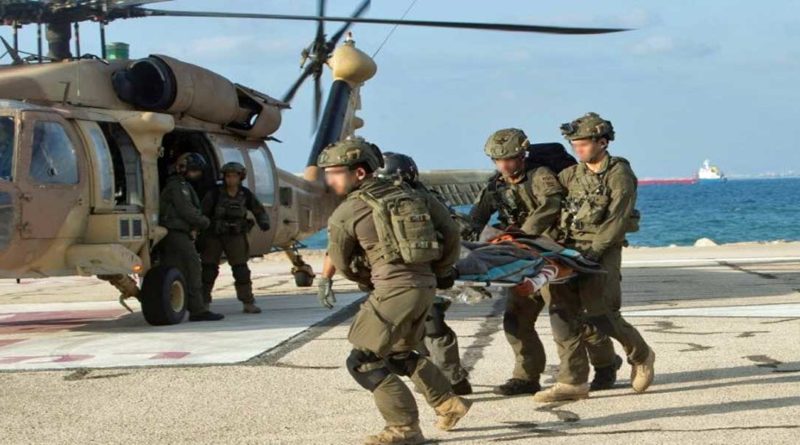 Des infirmiers et soldats israéliens transportent un faux blessé sur un brancard après une attaque du Hezbollah sur le nord d'Israël, le 1er septembre 2019