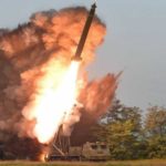 La Corée du Nord tire un missile au-dessus du Japon, arrête les trains et déclenche un message d’avertissement